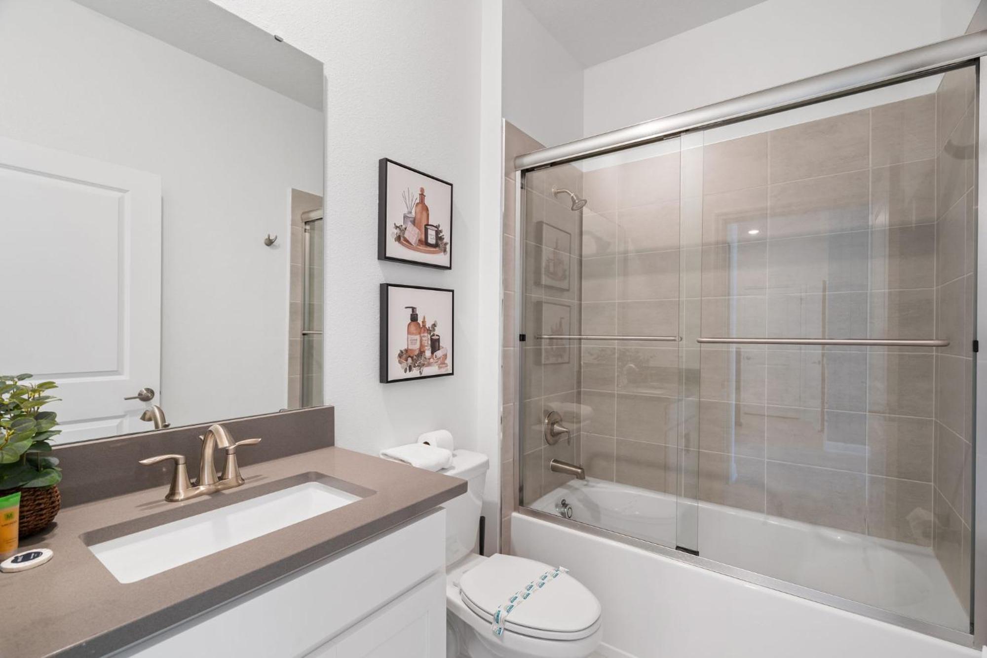 Beautiful 5bedroom House Close To 8943